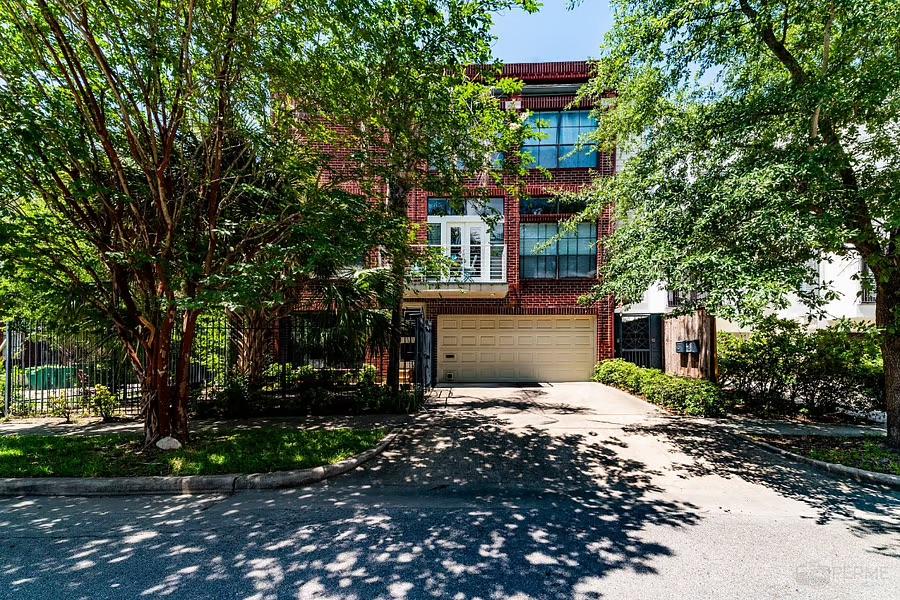 Tree Lined Retreat w Private Ensuite And Balcony in Houston, TX