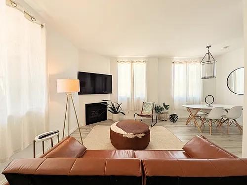 Bright Serene Furnished Corner Suite|High Ceiling in Los Angeles, CA